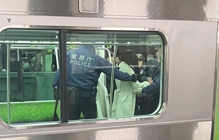 В Токио женщина с ножом напала на пассажиров метро