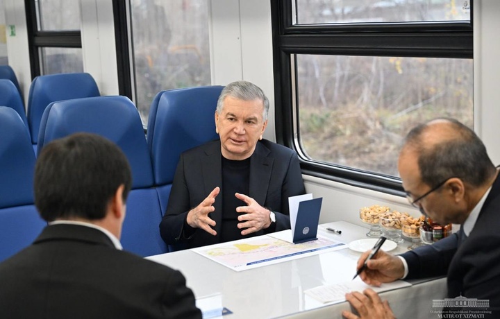 Президент совершил поездку на новом электропоезде из Ташкента в Ходжикент