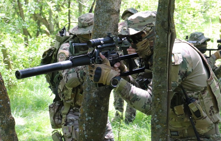 Harbiylar tog‘dagi ekstremal sharoitda maxsus vazifani bajardi (foto)