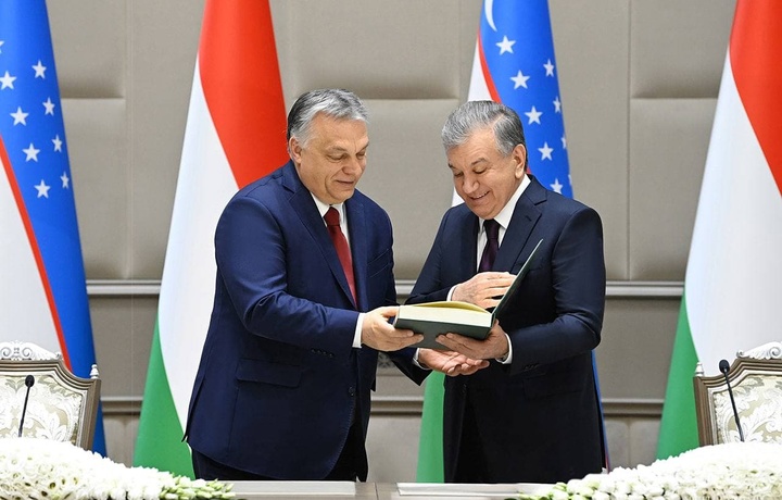 Шавкат Мирзиёев подарил Виктору Орбану книгу известного венгерского поэта на узбекском языке