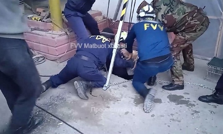 12 metrlik chuqurlikda qolib ketgan fuqaro qutqarildi