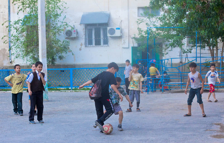 Futbol maydonlariga ajratilgan pullar qaysi amaldorning cho‘ntagiga ketyapti?