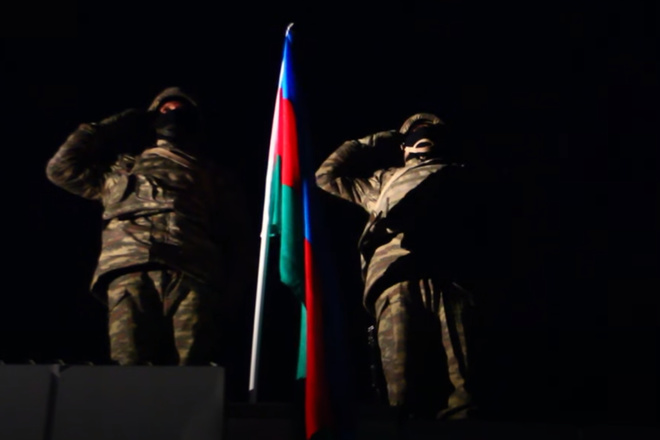 Солдаты подняли флаг Азербайджана над Лачинским районом