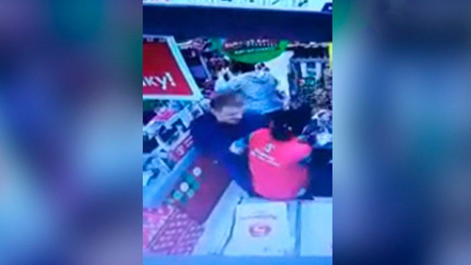 Россиядаги супермаркетлардан бирида ўзбекистонлик аёл пичоқланди (видео)