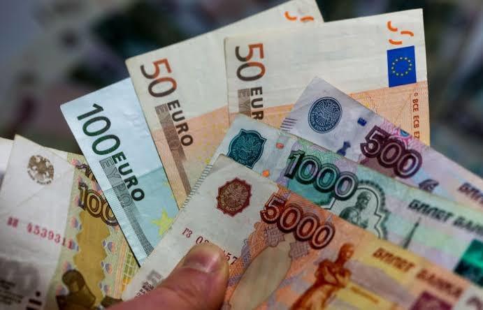 Rubl kursi tobora tushib ketmoqda, dollar ham pasaydi
