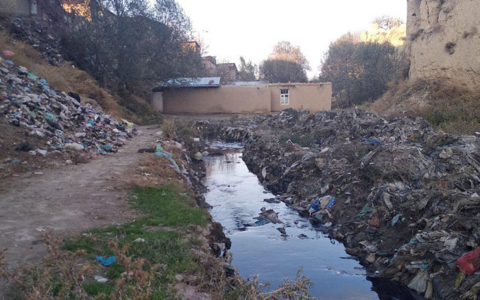 Samarqanddagi chashma arig‘ida «neft» oqmoqda (foto)