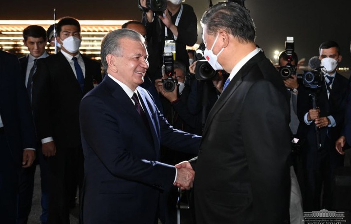 Shavkat Mirziyoyev Samarqandda Si Szinpinni kutib oldi