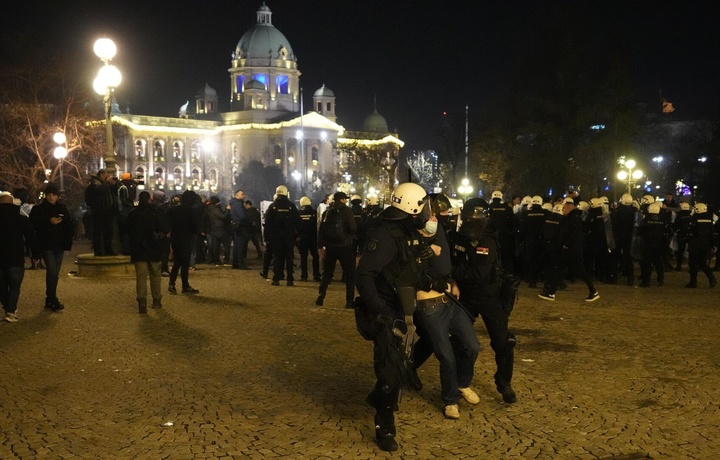 Belgraddagi tartibsizliklar: 30 nafar huquq-tartibot xodimi yaralandi