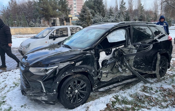 В Ташкенте произошло ДТП с участием электробуса и двух легковых автомобилей