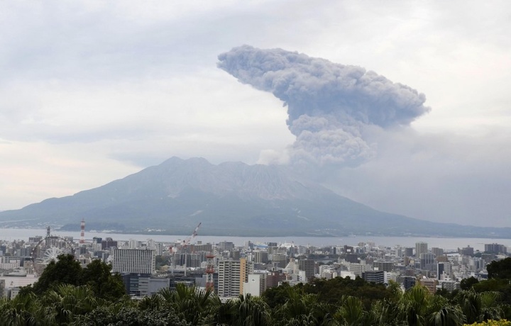 В Японии произошло мощное извержение вулкана