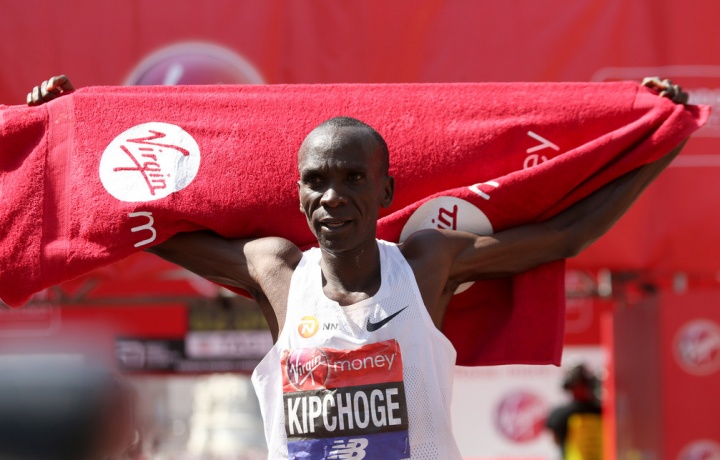 Superrekord. Kipchoge marafon finishiga ikki soatga qolmay yetib keldi