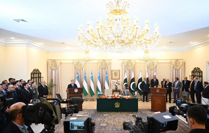 Шавкат Мирзиёев ва Шаҳбоз Шариф ОАВ учун баёнот беришди