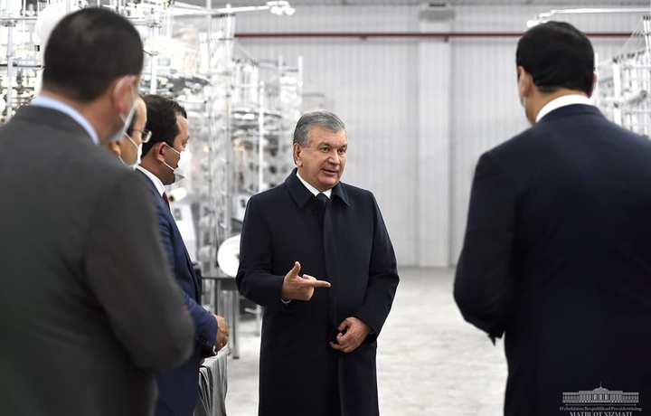 Шавкат Мирзиёев посетил современное прядильное предприятие в Шахрисабзе (Фото)