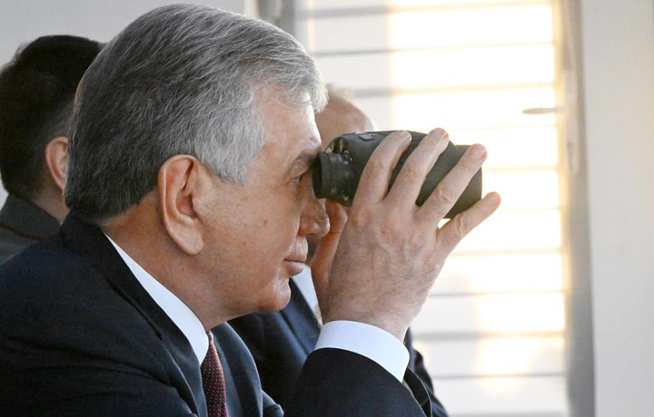 Шавкат Мирзиёев ҳарбий полигондаги машқларни кузатди