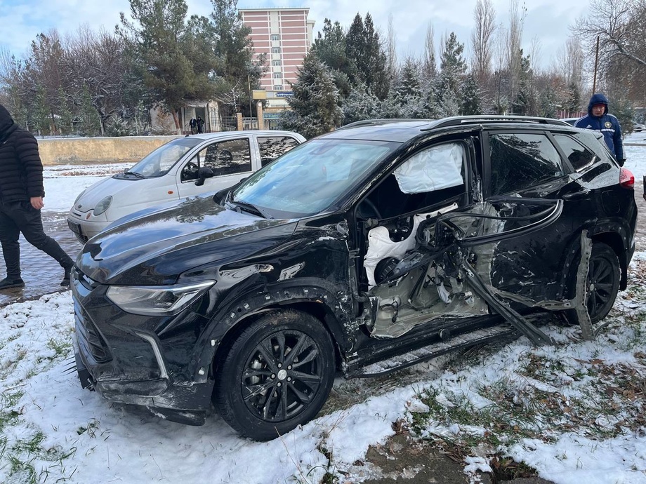 В Ташкенте произошло ДТП с участием электробуса и двух легковых автомобилей