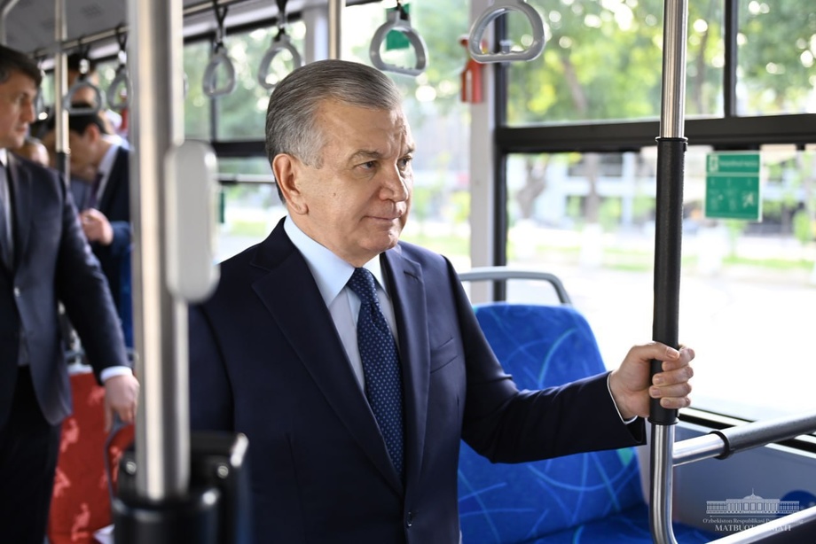 Президент оддий йўловчилар билан автобусда юрди (фото)