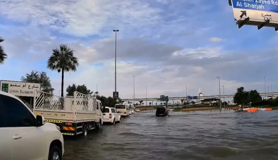 Дубай ушел под воду после ночного ливня (видео)
