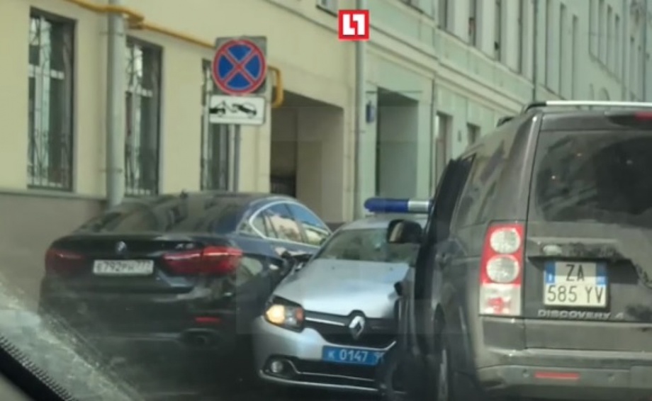 Внедорожник посольства Италии врезался в полицейское авто в Москве (видео)