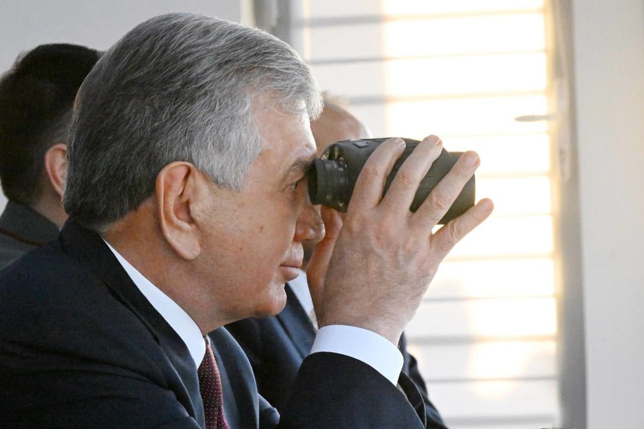 Шавкат Мирзиёев ҳарбий полигондаги машқларни кузатди