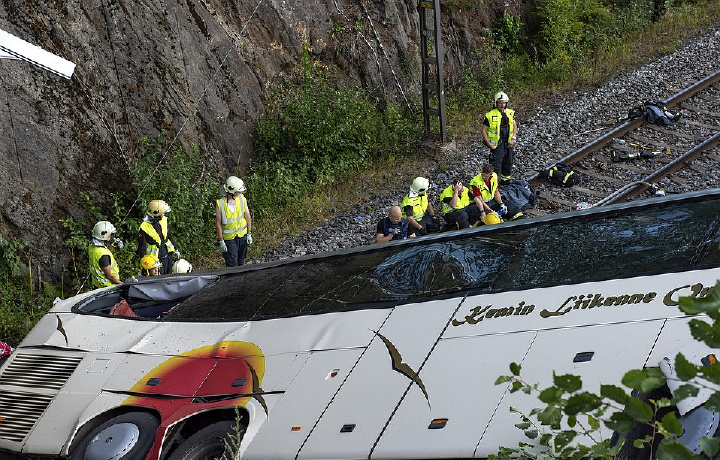 Finlyandiyada yo‘lovchi avtobusi ko‘prikdan temiryo‘lga qulab tushdi