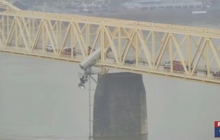 Водителя спасли из повисшего на мосту грузовика
