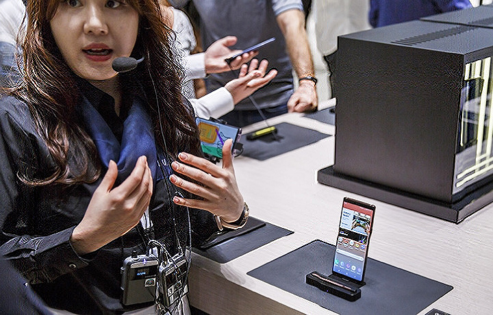 Экран Samsung Galaxy S10+ будет отличаться от других моделей