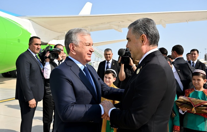 Шавкат Мирзиёев прибыл в Туркменистан