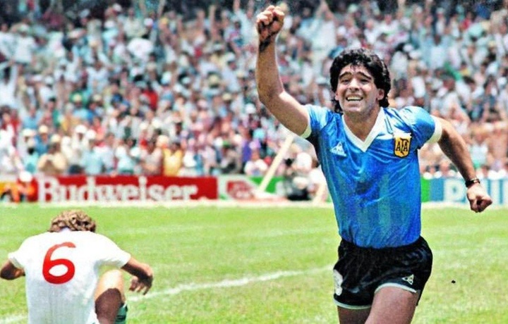 Maradonaning futbolkasi $9,28 millionga sotildi