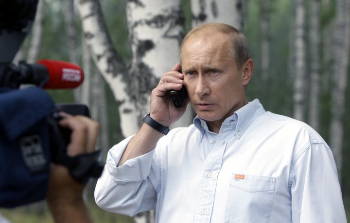 Бу – «оддий сотка эмас»: Путин қандай телефондан фойдаланади?