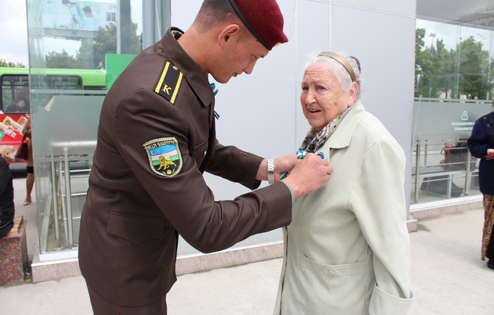 Milliy gvardiya kursantlari «Sharaf lentalari»ni tarqatishda ishtirok etishdi (foto)