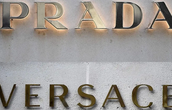 Prada модалар уйи Versace брендини сотиб олди
