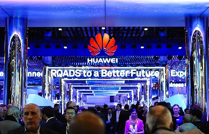 Huawei Nova 4 с дырявым экраном засветился на фото