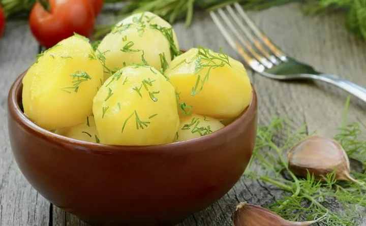 Kartoshkani qovurib emas, qaynatib yeyish kerak: shifokor ogohlantirdi