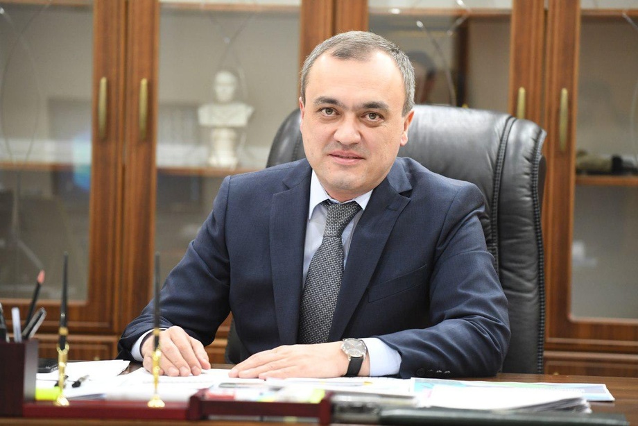 Президент бир вазирни ишдан олди