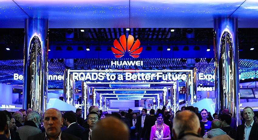 Huawei Nova 4 с дырявым экраном засветился на фото