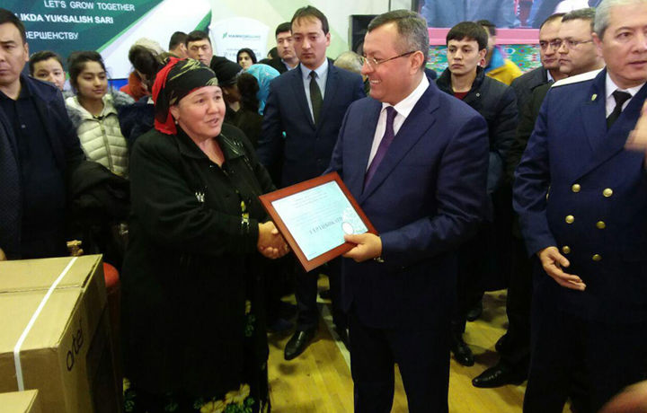 Самарқандда эҳтиёжманд оилаларга газ плиталари совға қилинди