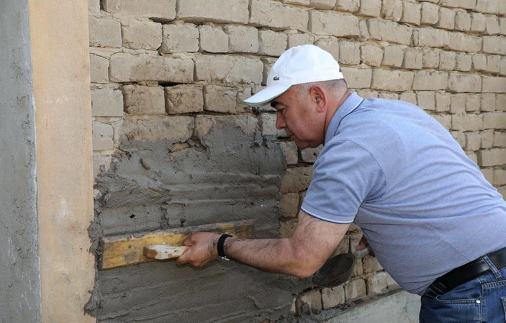 Zoyir Mirzayev mahallada devor suvadi (foto)