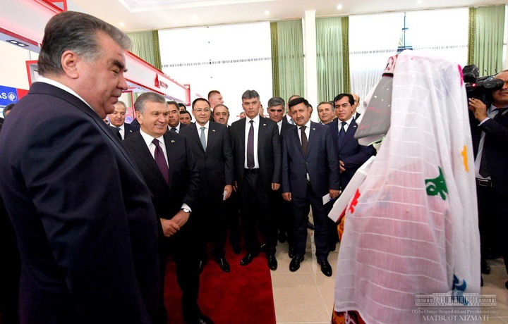 Президенты на выставке промышленной продукции Таджикистана (фото)