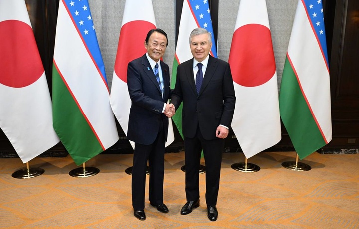Шавкат Мирзиёев в Японии встретился с председателем Лиги дружбы с Узбекистаном Таро Асо