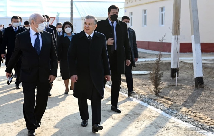 Шавкат Мирзиёев посетил махаллю в Нукусе