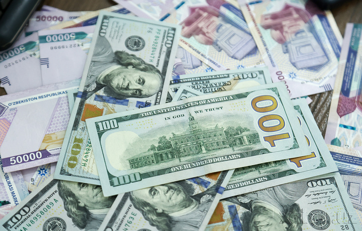 В Узбекистане стремительно падает курс доллара