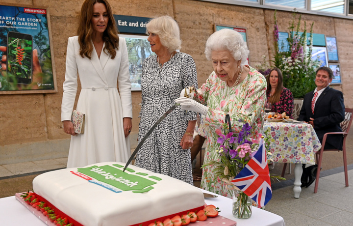 Yelizaveta II: Bugun Buyuk Britaniya qirolichasi 95 yoshini nishonladi (foto)