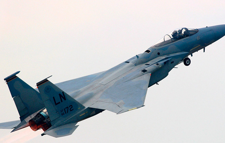 Гражданский самолет и два истребителя F-15 чуть не столкнулись в Японии