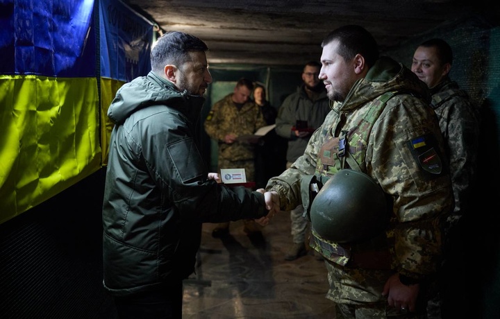 Зеленский Путин ишғол қилган шаҳарда кўриниш берди