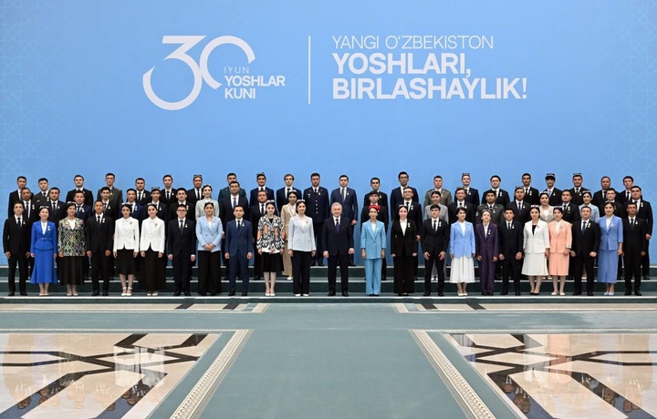 Шавкат Мирзиёев ёшларга мукофотларни топширди