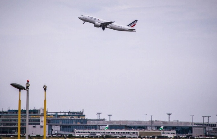Забастовка авиадиспетчеров: Аэропорт Парижа отменил 70% вылетов
