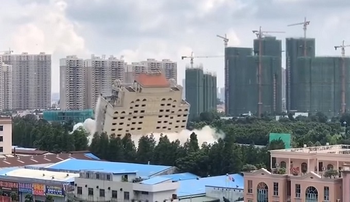 Уничтожить за десять секунд: как в Китае снесли элитную гостиницу (видео)