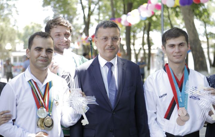 Президент уй берган икки карра жаҳон чемпиони яна зафар қучиш ниятида (видео)