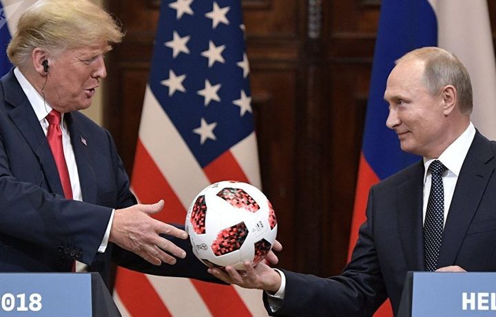 Разведка США изучает мяч, подаренный Путиным Трампу