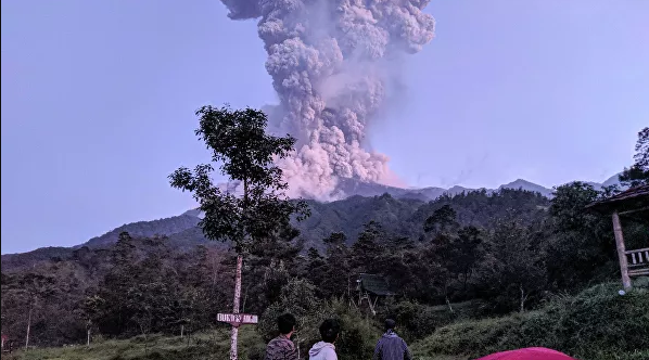 Indoneziyaning Yava orolida Merapi vulqoni uyg‘ondi (video)